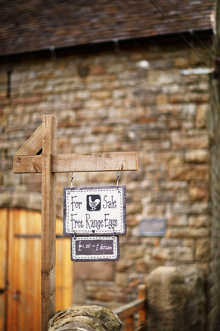 "Eier aus Freilandhaltung zum Verkauf auf einem Bauernhof in Derbyshire, England, Vereinigtes Königreich"""