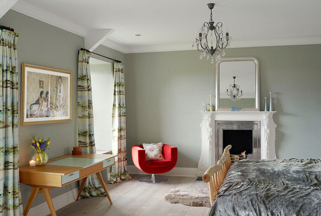 Schlafzimmer mit Kronleuchter und rotem Stuhl Northumbrian manor house England UK