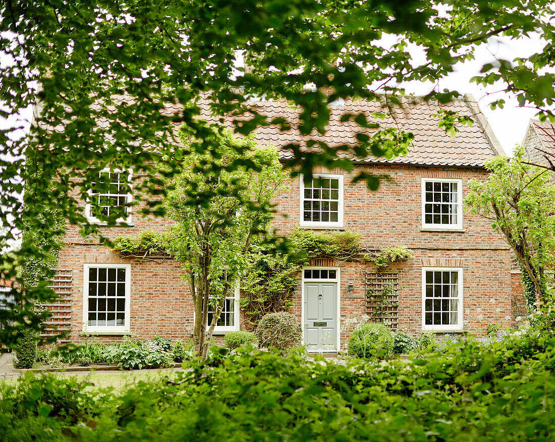 Backsteinfassade eines Landhauses in Northumbria, England, UK