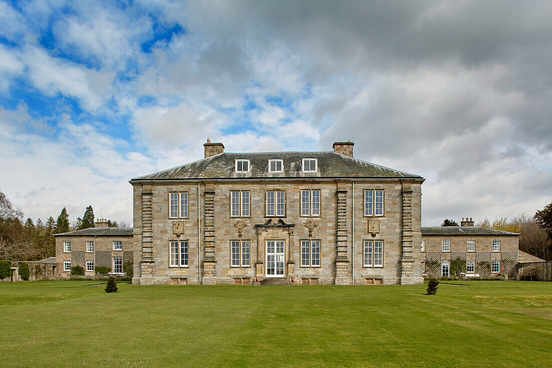 Begrüntes Äußeres und Fassade von Capheaton Hall in Northumberland, UK