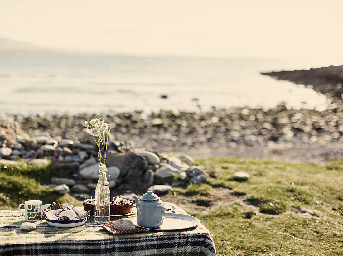 Nachmittagstee an einem abgelegenen Kieselstrand in der Grafschaft Sligo Connacht Irland