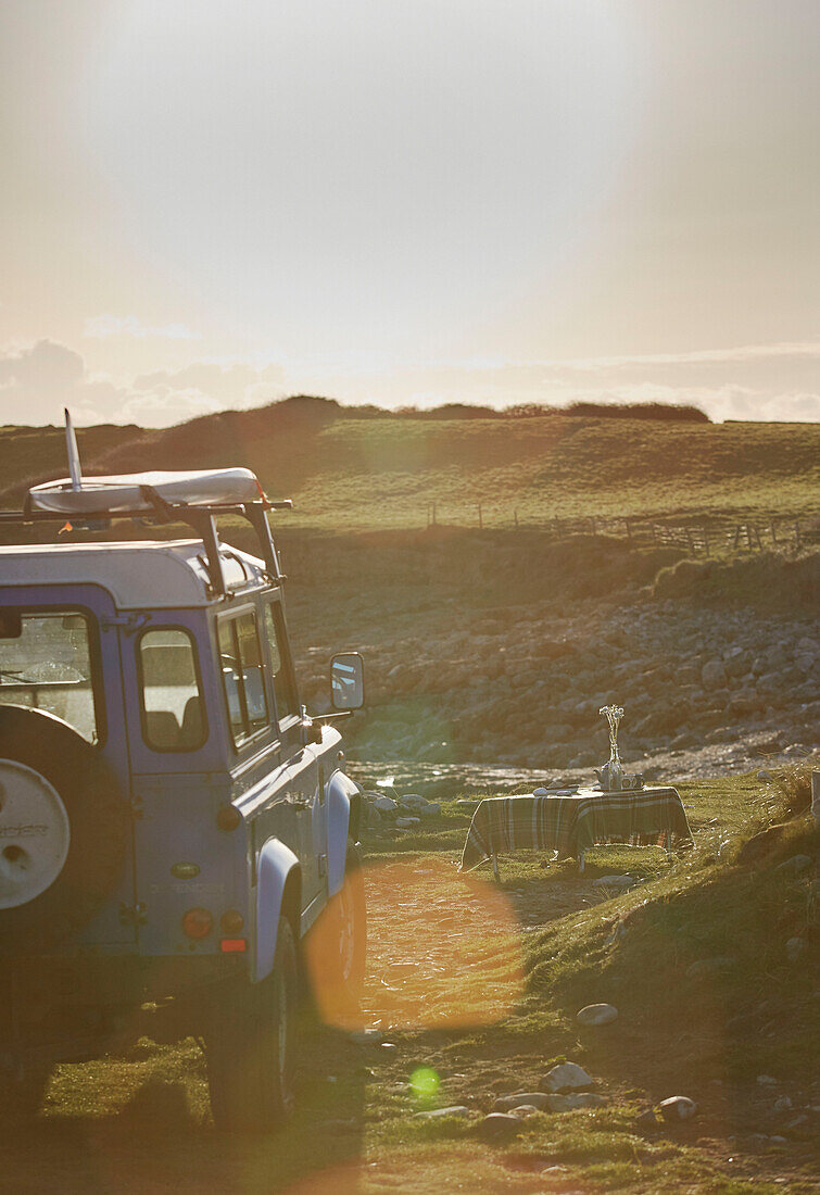 Geparkter 4x4 und Campingtisch an der Küsten der Grafschaft Sligo in Connacht, Irland