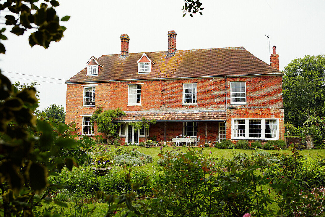 Garten eines freistehenden Backsteinhauses in Syresham, Northamptonshire, UK