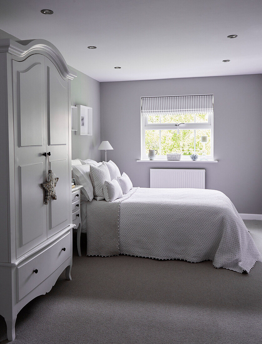 Doppelbett und Kleiderschrank in einem Haus in North Yorkshire, UK