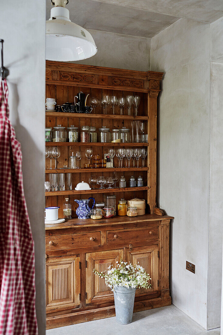 Gläser auf geschnitzter Holzkommode mit Schnittblumen in einem Haus in Sligo, Irland