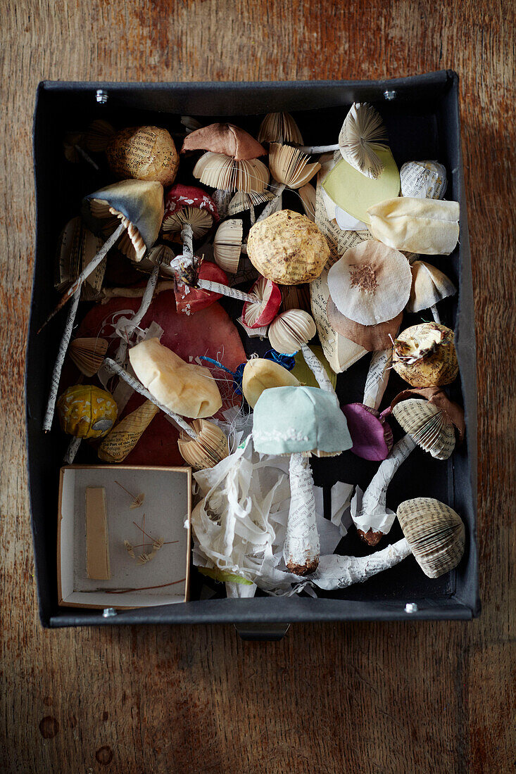 Sammlung handgemachter Fliegenpilze aus Papier in einem Atelier in Gladestry an der Grenze zu Südwales