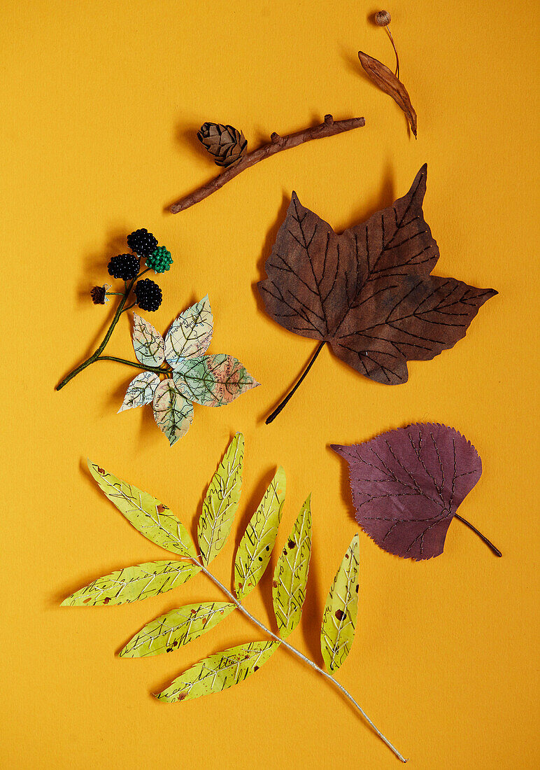 Sammlung von handgemachten Papierblättern in einem Atelier in Gladestry an der Grenze zu Südwales