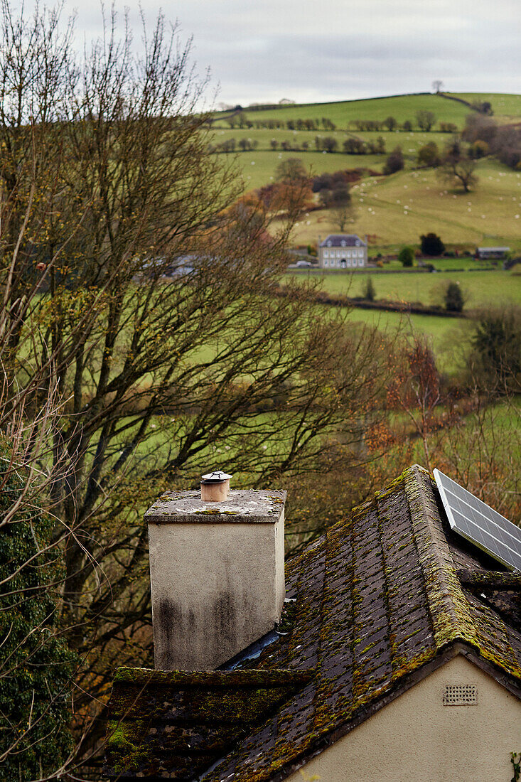 Cottage-Dach mit Blick auf die Landschaft in Gladestry an der Grenze zu Südwales