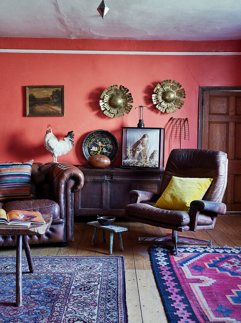 Braunes Ledersofa mit dekorativen Metallornamenten und Sideboard in einem Haus in Devon, UK