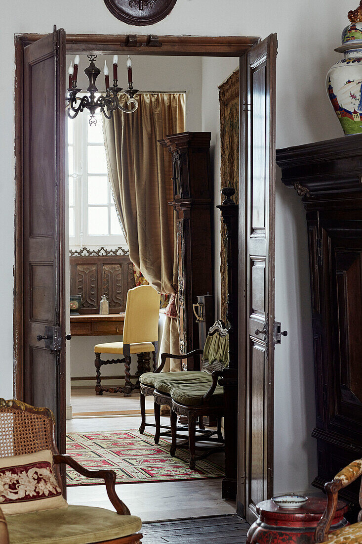 Blick durch Flügeltüren mit antiken Möbeln in einem Stadthaus in Foix, Ariege, Frankreich