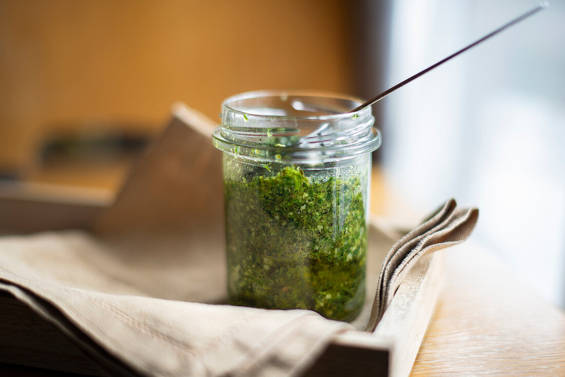 Pesto Verde mit Petersilie, Minze und Walnüssen im Glas