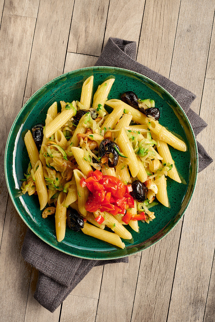 Penne mit Paprika, Tomate, Zucchini und schwarzen Oliven
