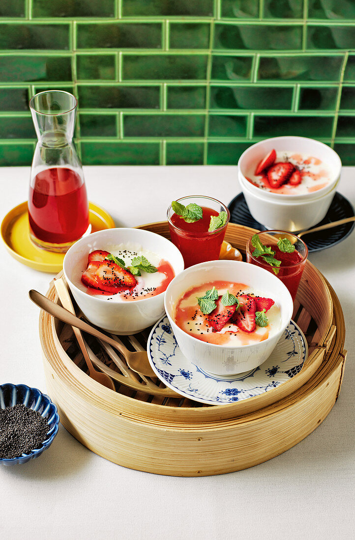 Strawberries with Hong Kong double-milkskin pudding