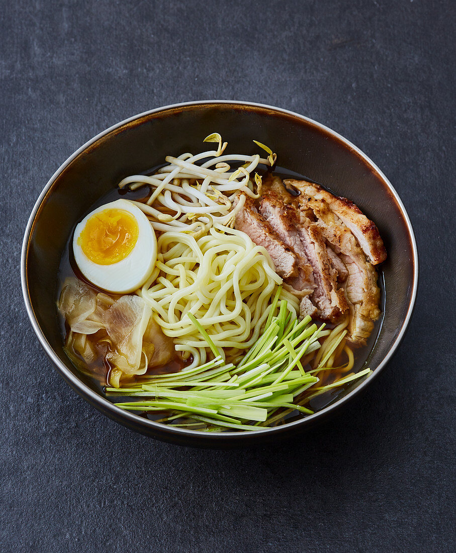 Curry ramen with pork escalope and beansprouts