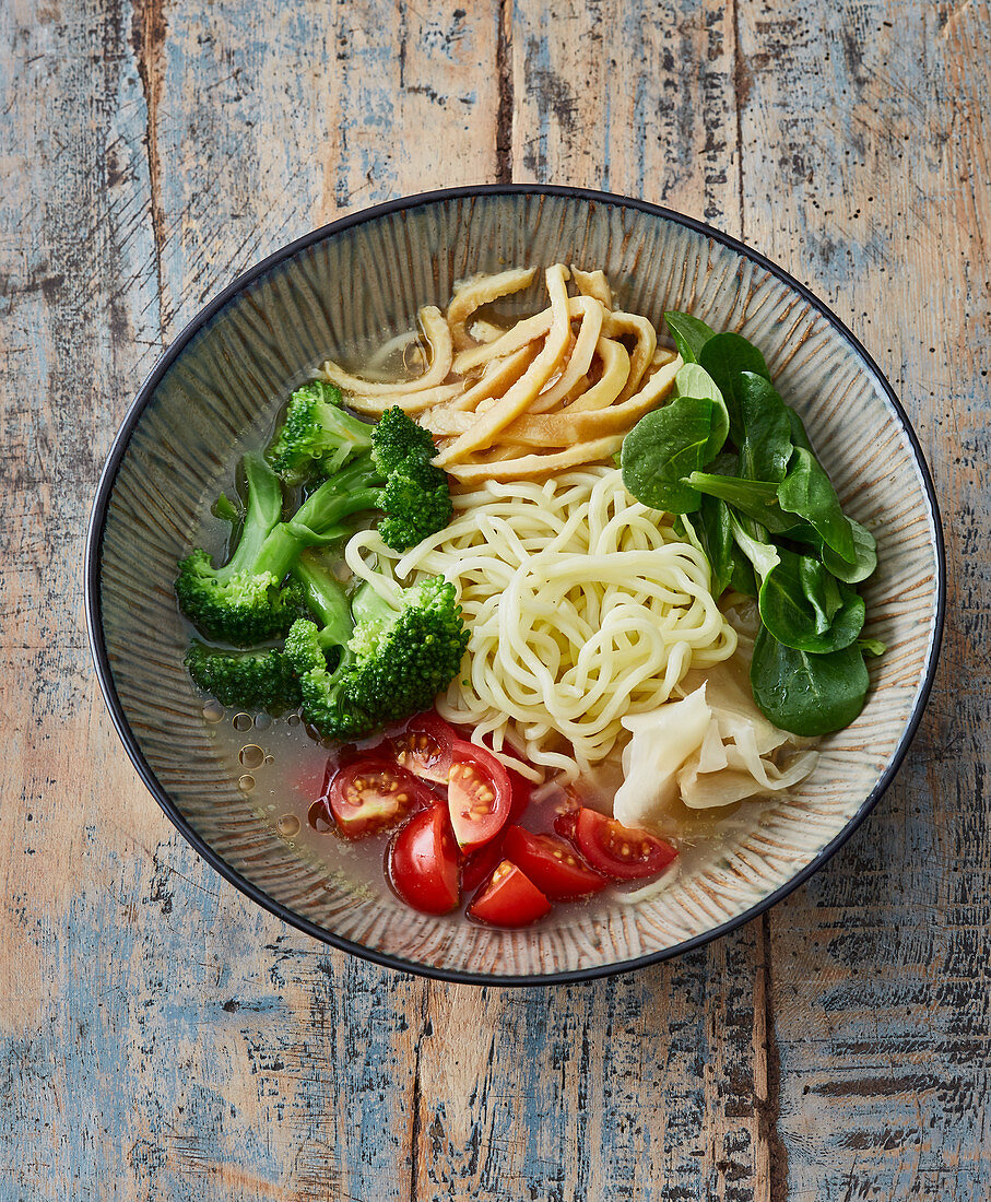 Summer ramen with lamb's lettuce and omelette strips