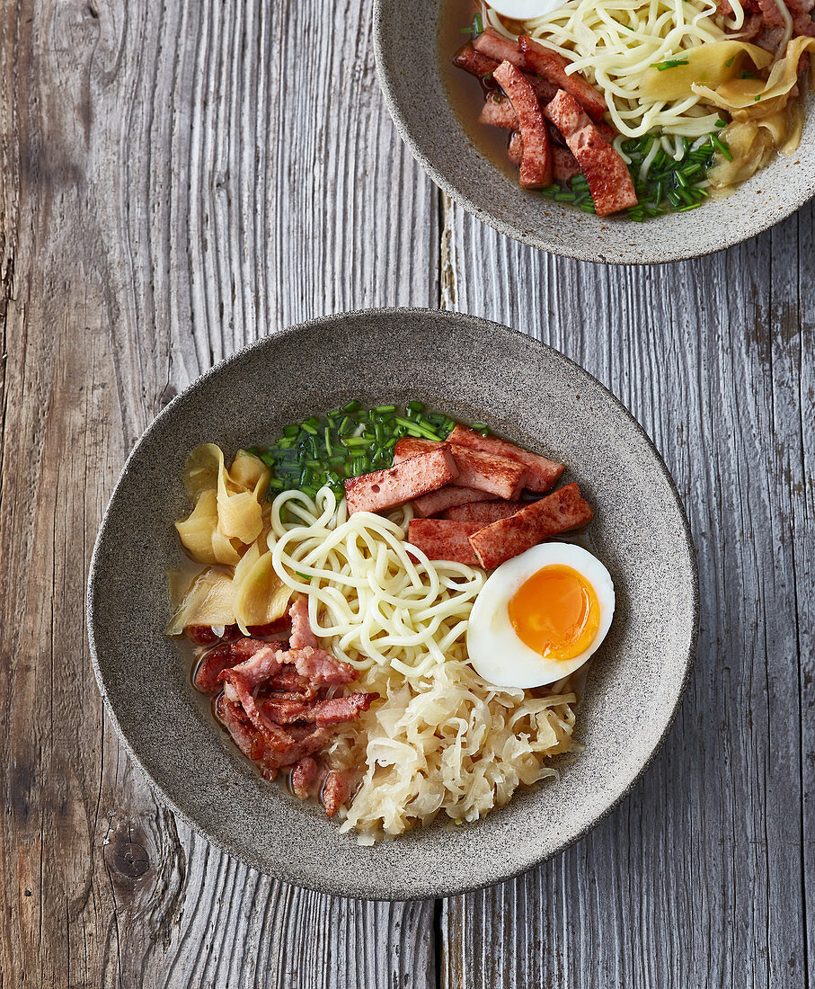 Bayerische Ramen mit Leberkäse, Schweinebauch und Sauerkraut