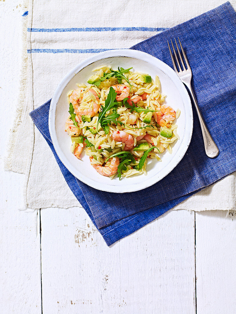 Orzo mit Garnelen, Avocado und Rucola