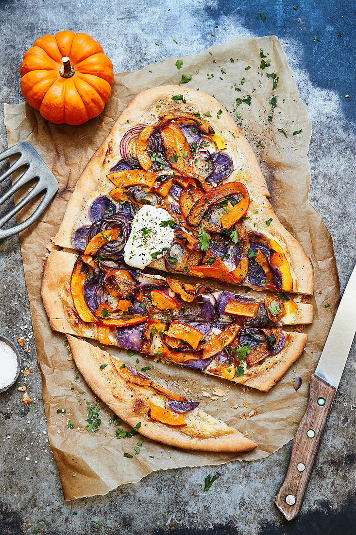 Kürbisflammkuchen mit violetten Kartoffeln und roten Zwiebeln