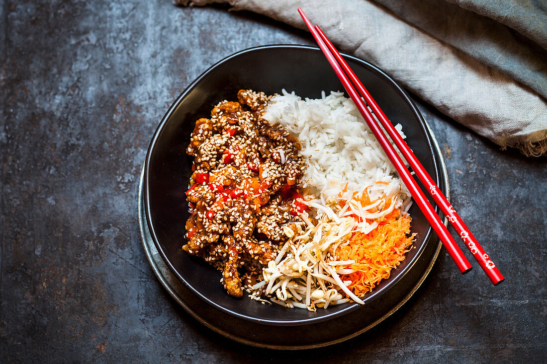 Sticky Sesam Beef mit Reis und Gemüse