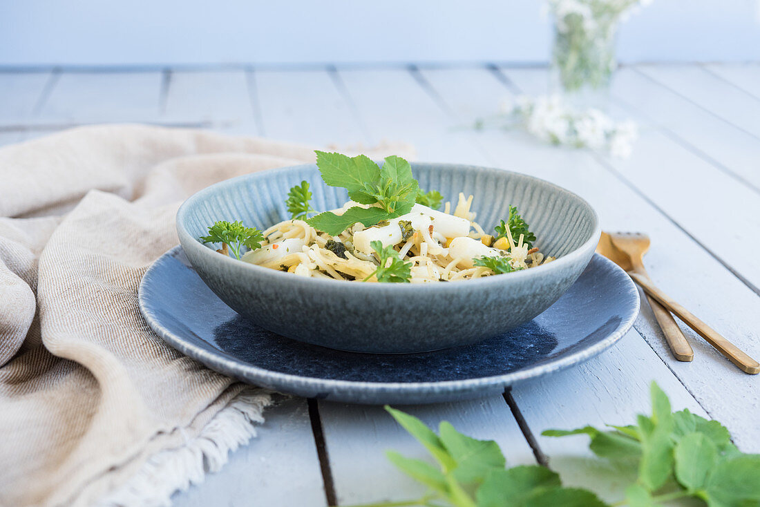 Pasta mit weißem Spargel und Giersch