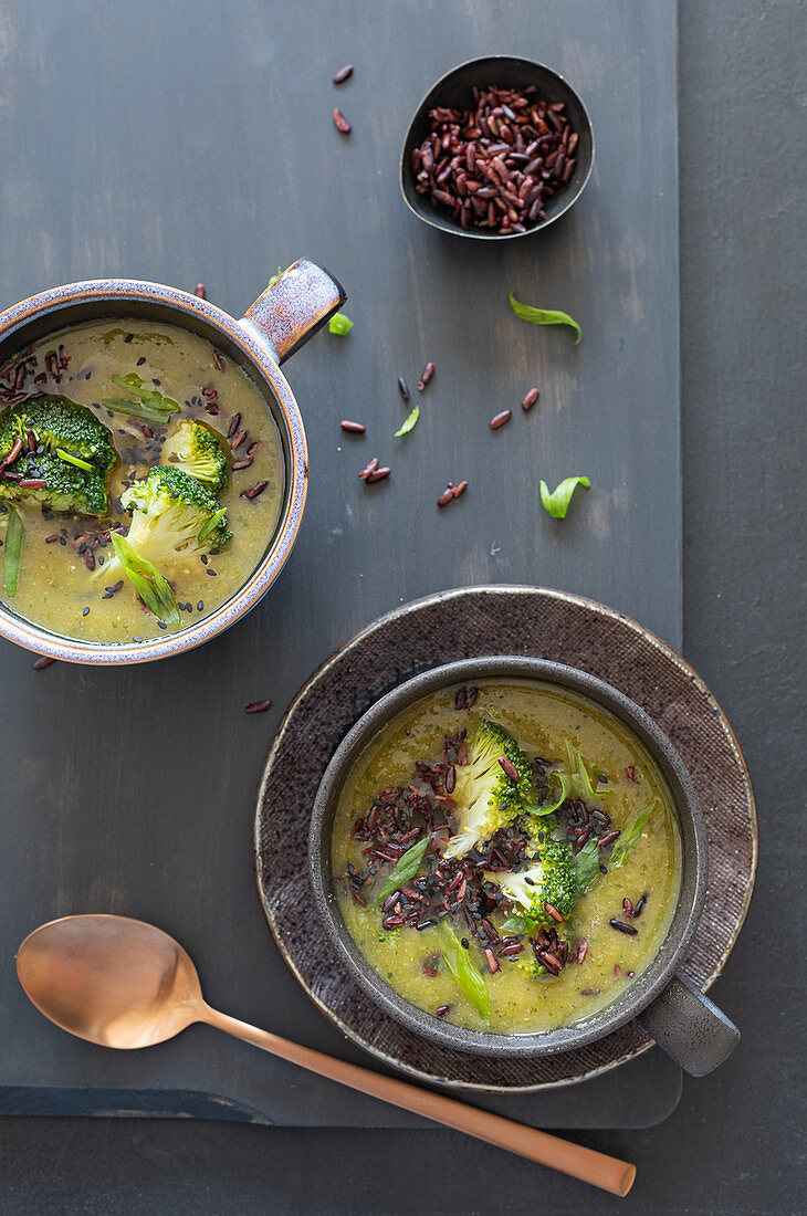 Brokkolicremesuppe mit schwarzem Reis