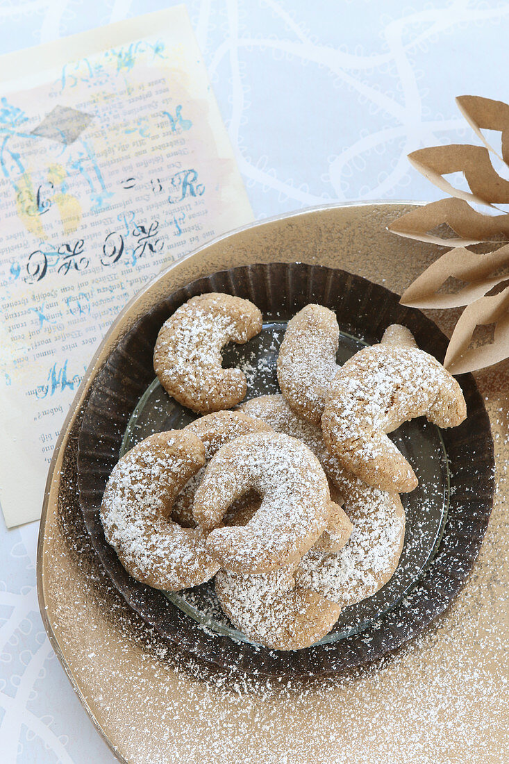 Selbstgebackene glutenfreie Vanillehörnchen mit Puderzucker