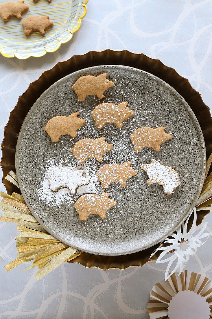 Selbstgebackene glutenfreie Sylvesterschweinchen-Kekse