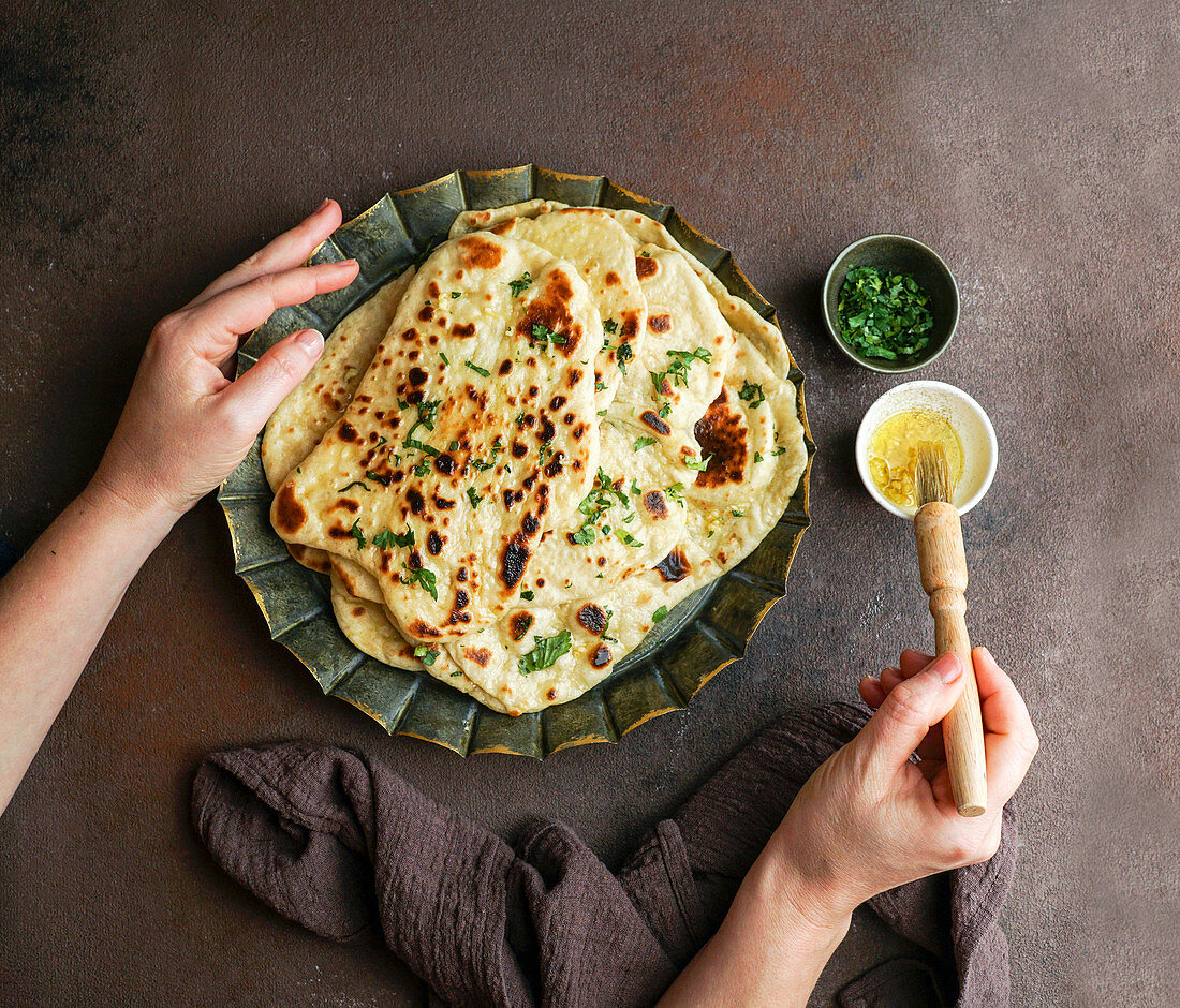 Naan - indisches Fladenbrot mit Knoblauch