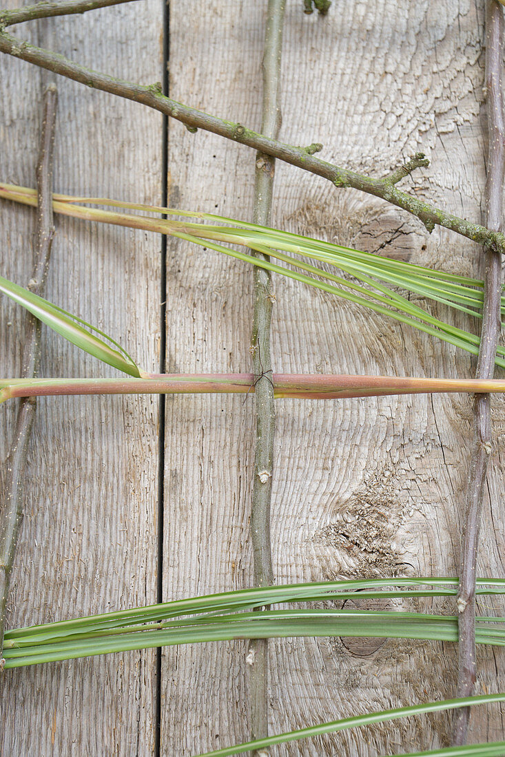 Wall hanging with roses and Chinese reed: Twigs and Chinese reed as substructure