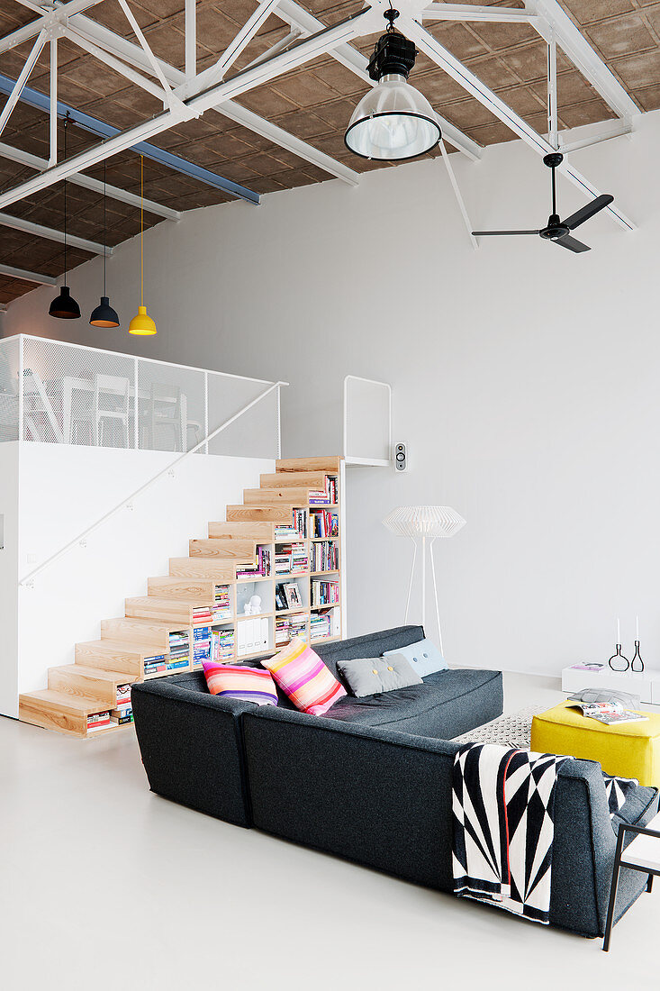 Modernes Wohnzimmer mit grauem Ecksofa im Loft mit weißem Boden