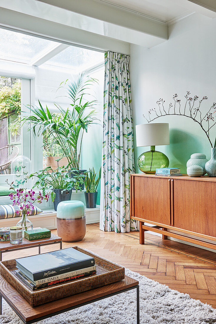 Wohnzimmer im Mid Century Stil mit Farbverlauf in Grün an den Wänden