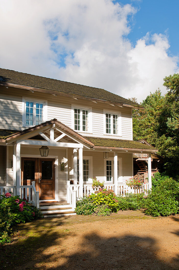 Holzhaus im amerikanischen Landhausstil mit Veranda