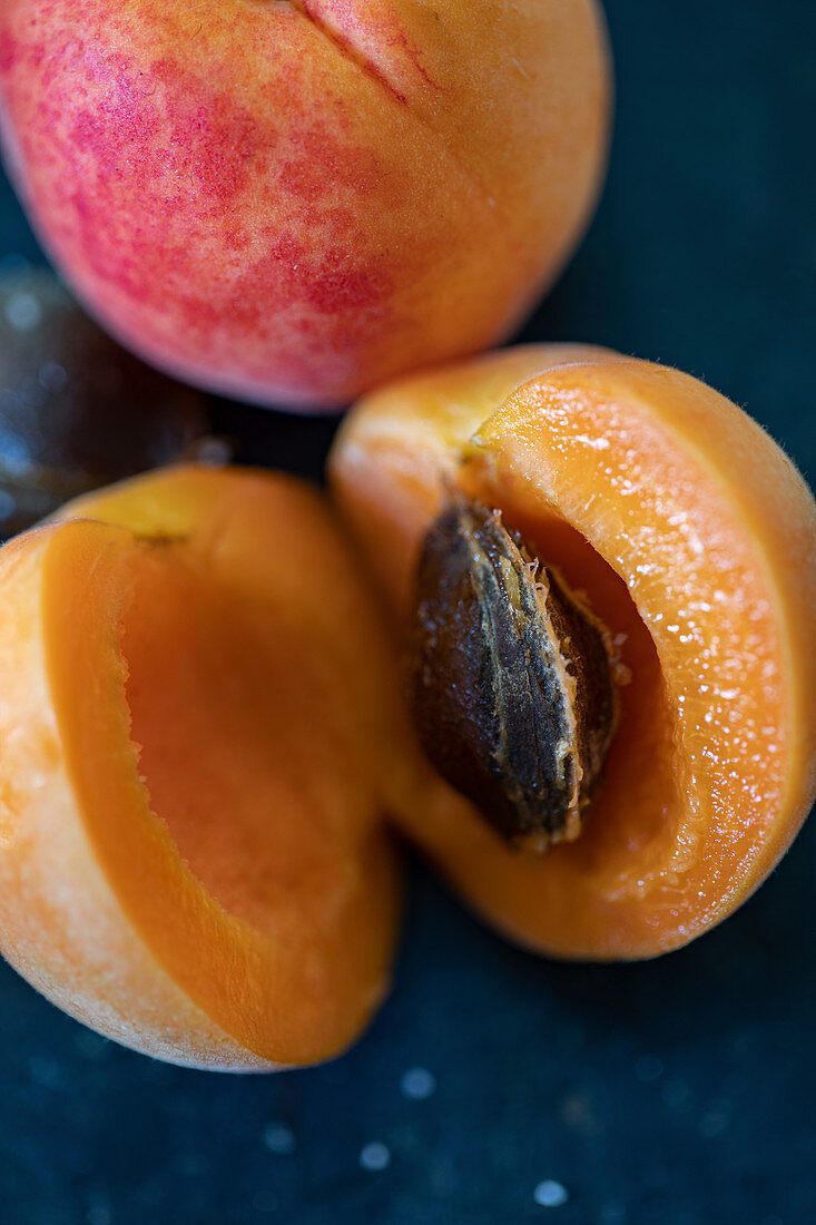 Wachauer Marillen (Wachau apricots), whole and halved