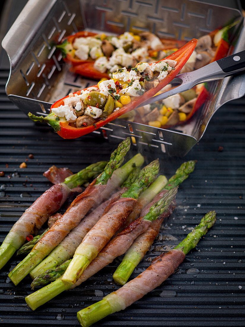 Gegrillte gefüllte Paprika und Spargel im Schinkenmantel