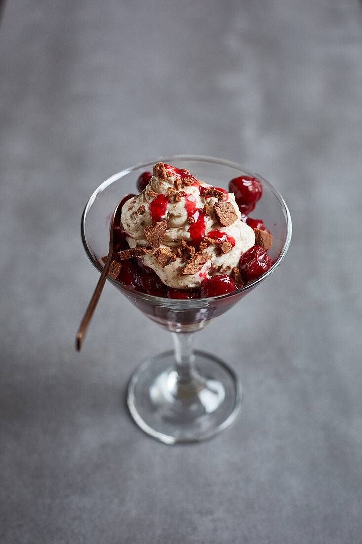 Gingerbread-mascarpone cream with cherry compote