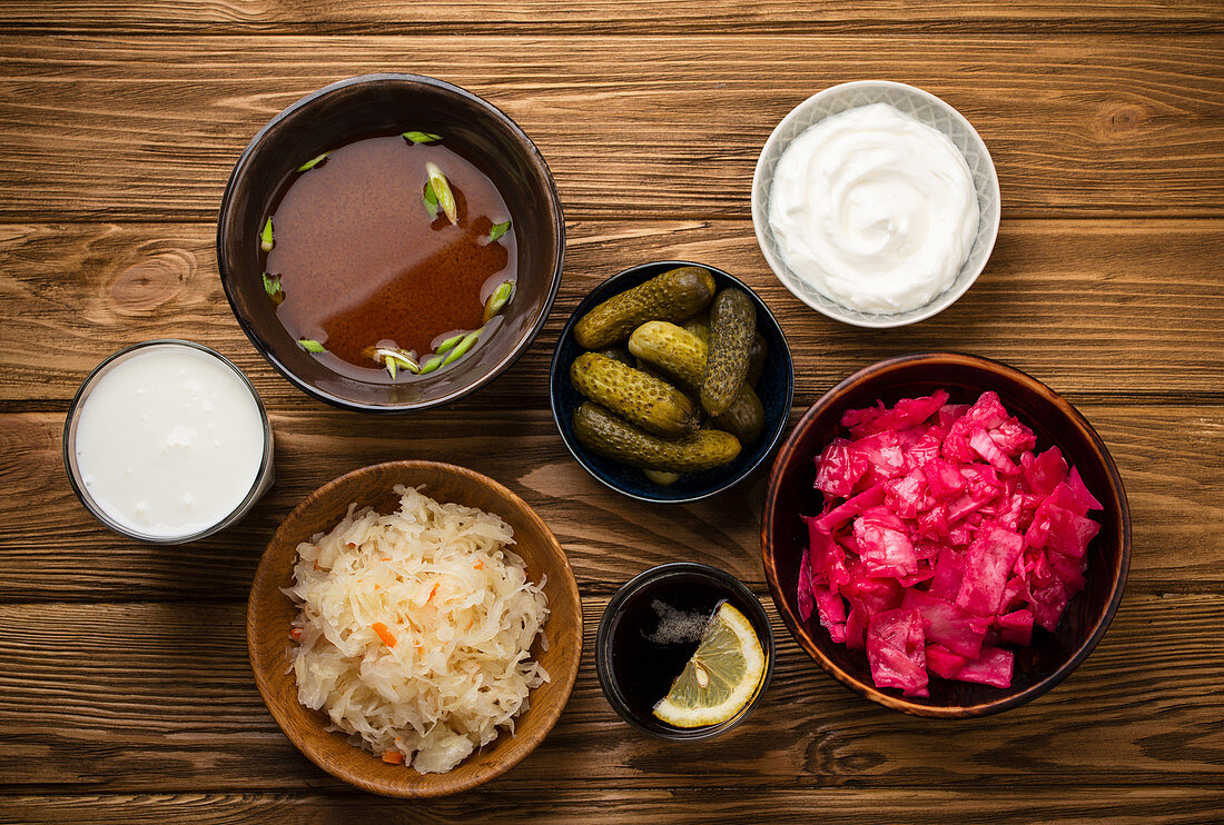 Fermentierte Speisen und Getränke: Kimchi, Essiggurken, Sauerkraut, Misosuppe, Kombucha, Joghurt, Kefir