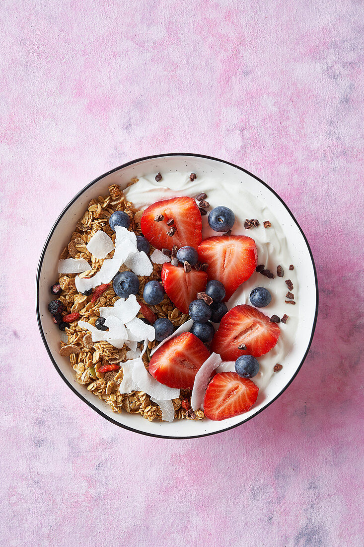 Veganes Joghurtmüsli mit Beeren und Kokos