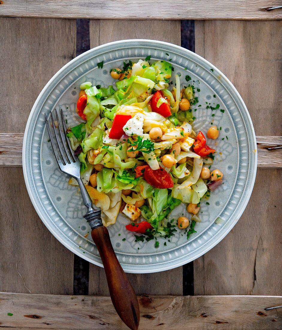 Spitzkohl mit Kichererbsen und Tomaten