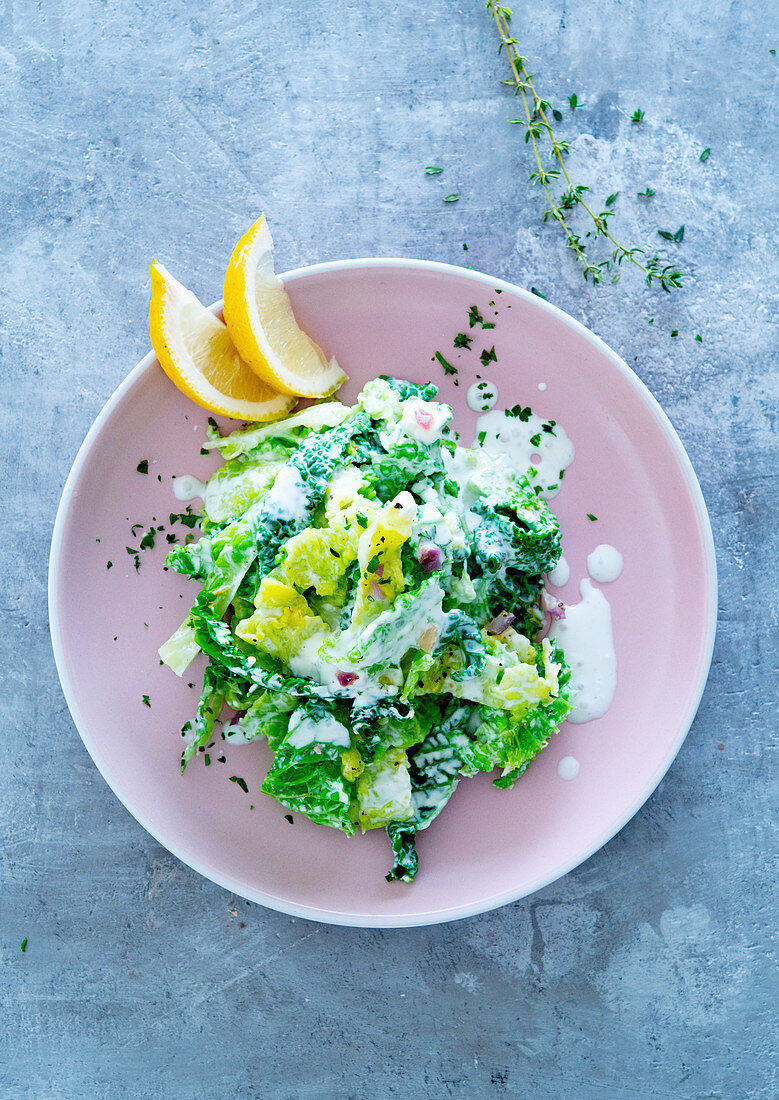 Savoy cabbage with lemon sauce and thyme