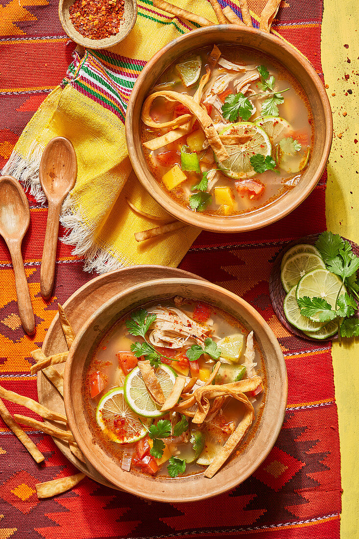Mexikanische Suppe mit Tortillas und Limette