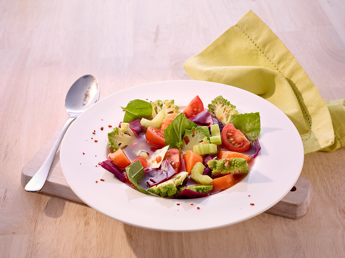 Detox-Suppe mit Tomaten und Staudensellerie