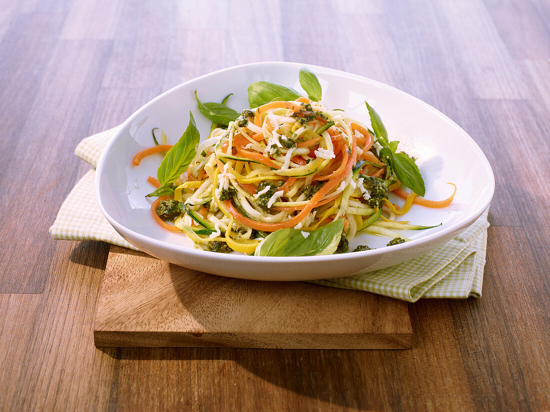 Gemüsesalat mit Pesto