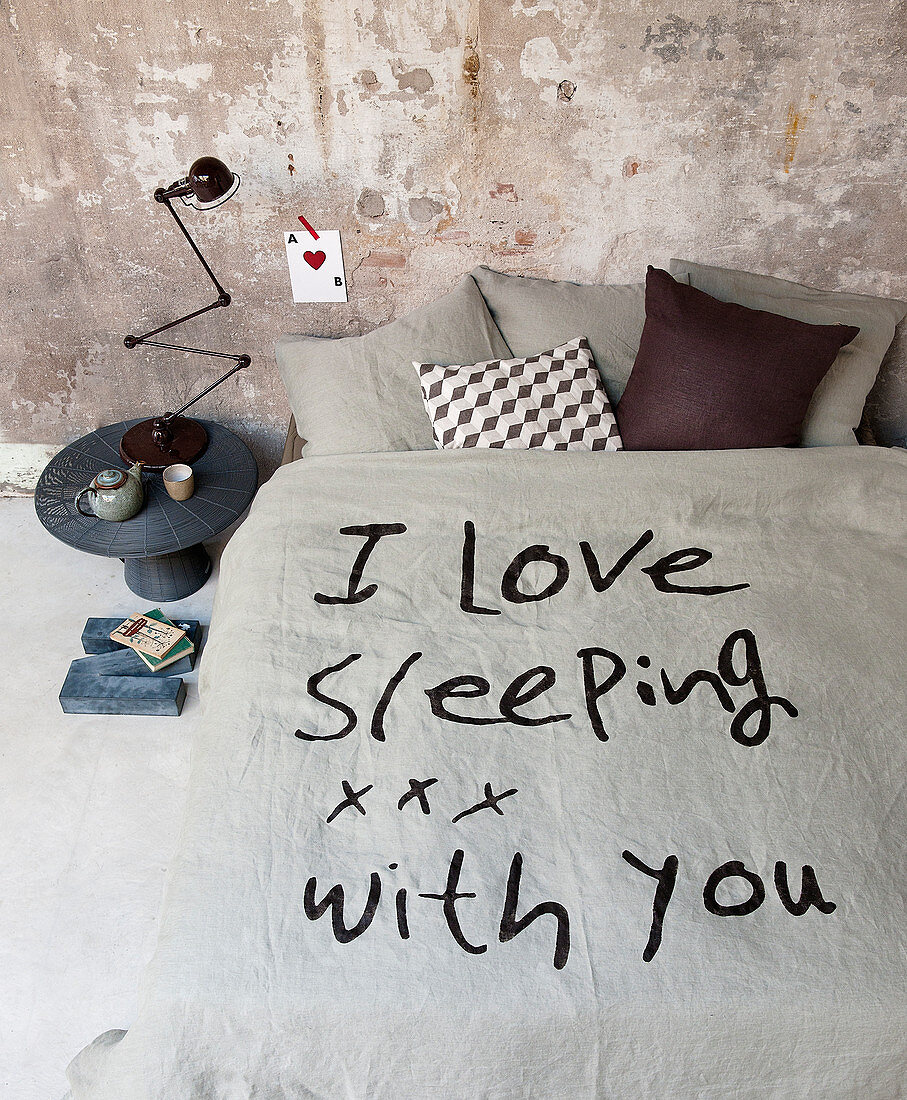 Bettdecke mit Botschaft auf Doppelbett