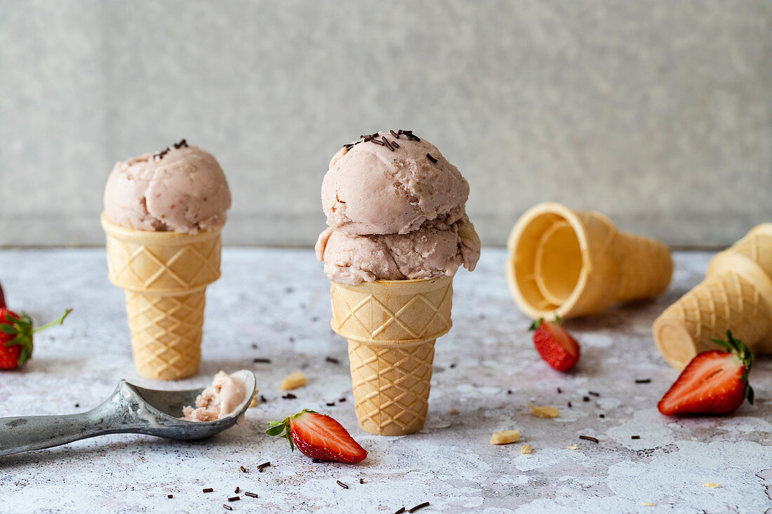 Erdbeer-Nicecream in Eistüte mit Schokoladenstreuseln