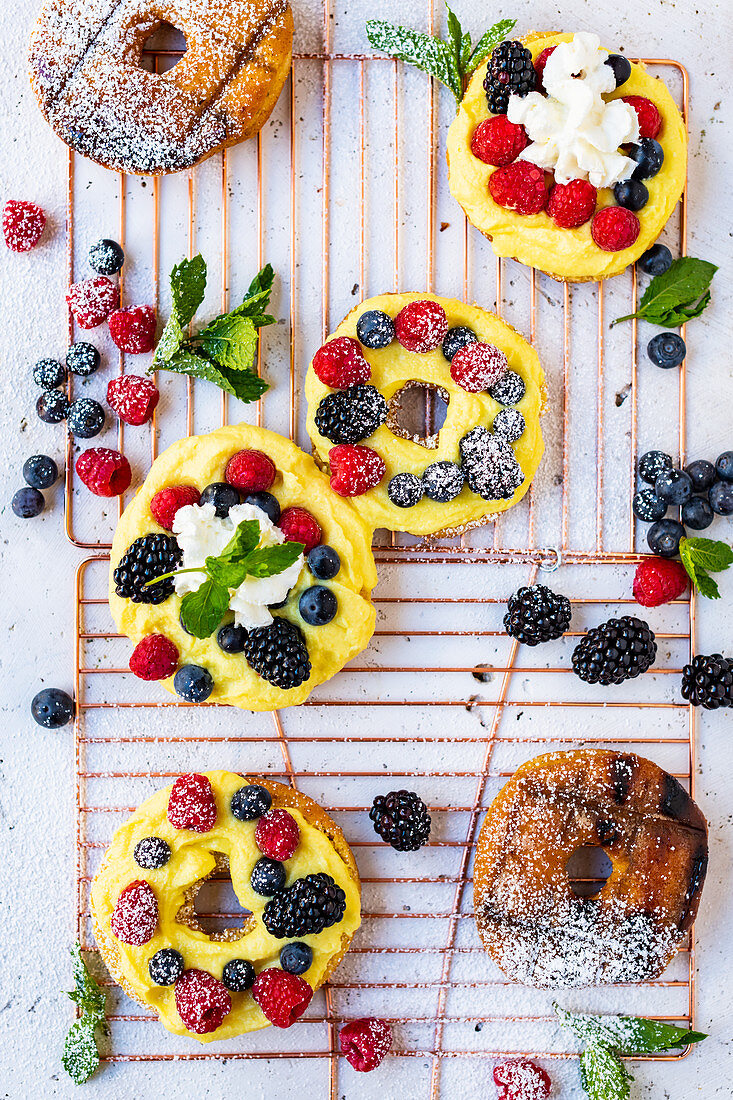 Barbecued doughnuts with fresh berries