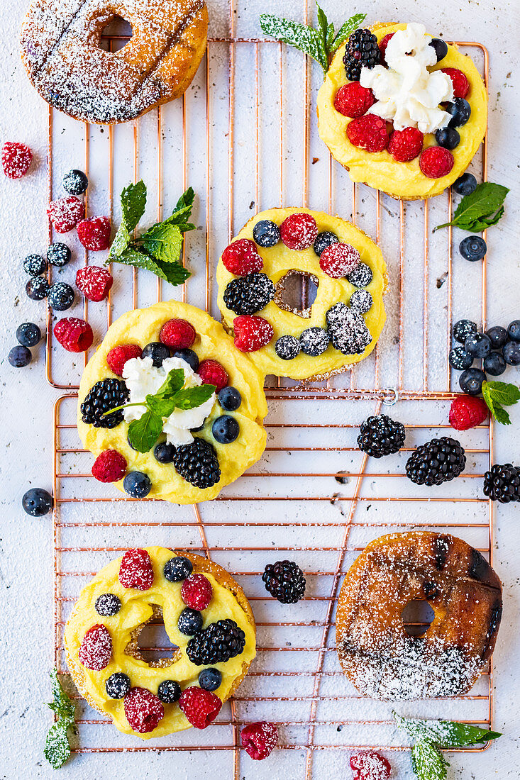 Gegrillte Donuts mit frischen Beeren