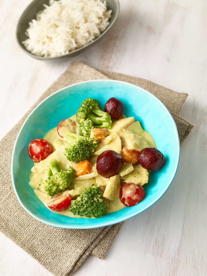 Vegetable curry with fruit and rice