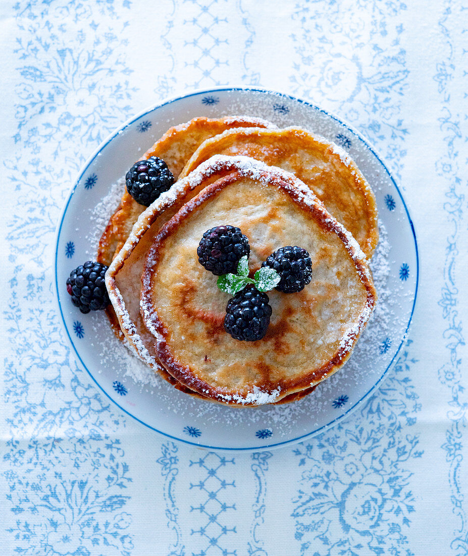 Pancakes mit Brombeeren und Puderzucker