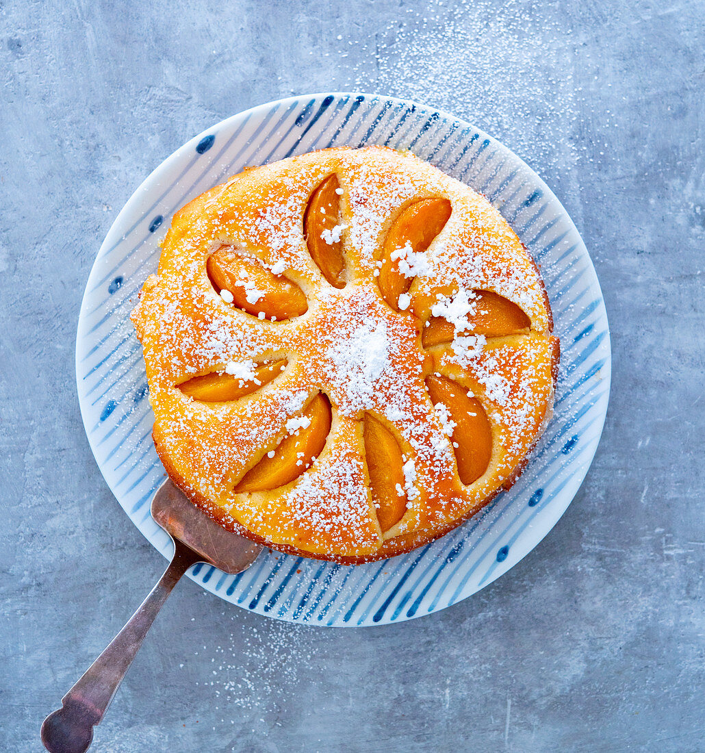 Pfirsichkuchen mit Puderzucker