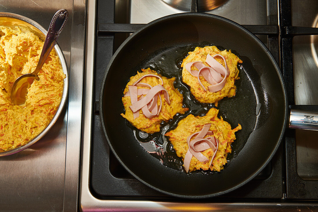 Karotten-Pancakes mit Schinken